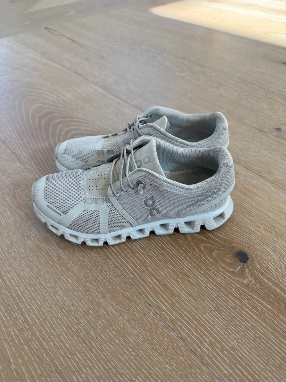 On Running light beige